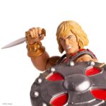 HE-MAN MASTERS OF THE UNIVERSE MONDO 1/6. ¡Por el poder de Grayskull!... ¡tú también puedes tener el poder! Mondo se enorgullece de presentar el regreso de He-Man a esta línea de figuras a escala 1/6 de Masters of the Universe. Con más de 30 puntos de articulación, elementos de vestuario de tela y múltiples accesorios, incluidos tres retratos intercambiables y una variedad de armas.