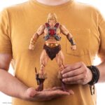 HE-MAN MASTERS OF THE UNIVERSE MONDO 1/6. ¡Por el poder de Grayskull!... ¡tú también puedes tener el poder! Mondo se enorgullece de presentar el regreso de He-Man a esta línea de figuras a escala 1/6 de Masters of the Universe. Con más de 30 puntos de articulación, elementos de vestuario de tela y múltiples accesorios, incluidos tres retratos intercambiables y una variedad de armas.