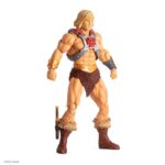 HE-MAN MASTERS OF THE UNIVERSE MONDO 1/6. ¡Por el poder de Grayskull!... ¡tú también puedes tener el poder! Mondo se enorgullece de presentar el regreso de He-Man a esta línea de figuras a escala 1/6 de Masters of the Universe. Con más de 30 puntos de articulación, elementos de vestuario de tela y múltiples accesorios, incluidos tres retratos intercambiables y una variedad de armas.