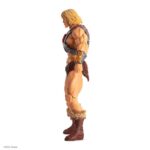 HE-MAN MASTERS OF THE UNIVERSE MONDO 1/6. ¡Por el poder de Grayskull!... ¡tú también puedes tener el poder! Mondo se enorgullece de presentar el regreso de He-Man a esta línea de figuras a escala 1/6 de Masters of the Universe. Con más de 30 puntos de articulación, elementos de vestuario de tela y múltiples accesorios, incluidos tres retratos intercambiables y una variedad de armas.