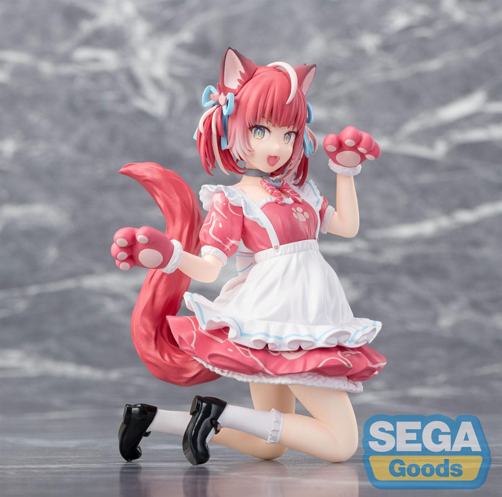 AKAMI KARUBI VTUBER ESTATUA PVC PM PERCHING. Rebosante de energía felina y encanto juguetón, Akami Karubi regresa en esta animada figura de PVC de 14 cm de la línea PM de SEGA. Arrodillada, con ambas patas de gato levantadas y una amplia sonrisa, parece lista para saltar a tu corazón... o a tu estantería. Su vibrante traje de sirvienta rosa presenta detalles de huellas de patas, combinados con cintas turquesas, una cola esponjosa y guantes de gato a juego. La escultura captura su movimiento con detalles fluidos en la falda y el pelo, lo que le da a la figura una sensación de movimiento y espontaneidad. La expresión alegre y la pose hacia arriba contrastan muy bien con su versión más relajada, ofreciendo una faceta diferente de su personalidad. Perfecta para los coleccionistas que quieren inyectar una dosis de picardía kawaii a su colección, esta versión de Akami Karubi destaca por ser enérgica, brillante e innegablemente adorable.