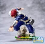 SHOTO TODOROKI MY HERO ACADEMIA: YOU´RE NEXT XROSS LINK ANIME. En My Hero Academia: La película, Shoto Todoroki sigue creciendo mientras domina dos fuerzas opuestas: el hielo y el fuego. Como heredero de un complejo legado familiar y un inmenso poder, representa el equilibrio entre el control y la fuerza bruta, avanzando constantemente hacia su propia visión del heroísmo. Esta figura de la colección Xross Link lo captura en plena acción, en una postura de combate serena. Con una rodilla doblada, el brazo extendido y la mirada fija al frente, cada detalle transmite su concentración y su calma estratégica. La escultura se mantiene fiel a su aspecto: traje de héroe azul oscuro con cinturón utilitario y protectores metálicos para los brazos, junto con un cabello rojo y blanco perfectamente representado. La base presenta rocas, hierba y flores, lo que resalta el contraste entre su postura tensa y el terreno tranquilo. Con una altura aproximada de 12 cm, esta figura de PVC presenta proporciones limpias y detalles nítidos. Los pliegues del traje, los sutiles degradados del pelo y los accesorios texturizados están elaborados con precisión, lo que ofrece una representación fiel de la doble naturaleza de Todoroki.