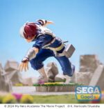 SHOTO TODOROKI MY HERO ACADEMIA: YOU´RE NEXT XROSS LINK ANIME. En My Hero Academia: La película, Shoto Todoroki sigue creciendo mientras domina dos fuerzas opuestas: el hielo y el fuego. Como heredero de un complejo legado familiar y un inmenso poder, representa el equilibrio entre el control y la fuerza bruta, avanzando constantemente hacia su propia visión del heroísmo. Esta figura de la colección Xross Link lo captura en plena acción, en una postura de combate serena. Con una rodilla doblada, el brazo extendido y la mirada fija al frente, cada detalle transmite su concentración y su calma estratégica. La escultura se mantiene fiel a su aspecto: traje de héroe azul oscuro con cinturón utilitario y protectores metálicos para los brazos, junto con un cabello rojo y blanco perfectamente representado. La base presenta rocas, hierba y flores, lo que resalta el contraste entre su postura tensa y el terreno tranquilo. Con una altura aproximada de 12 cm, esta figura de PVC presenta proporciones limpias y detalles nítidos. Los pliegues del traje, los sutiles degradados del pelo y los accesorios texturizados están elaborados con precisión, lo que ofrece una representación fiel de la doble naturaleza de Todoroki.