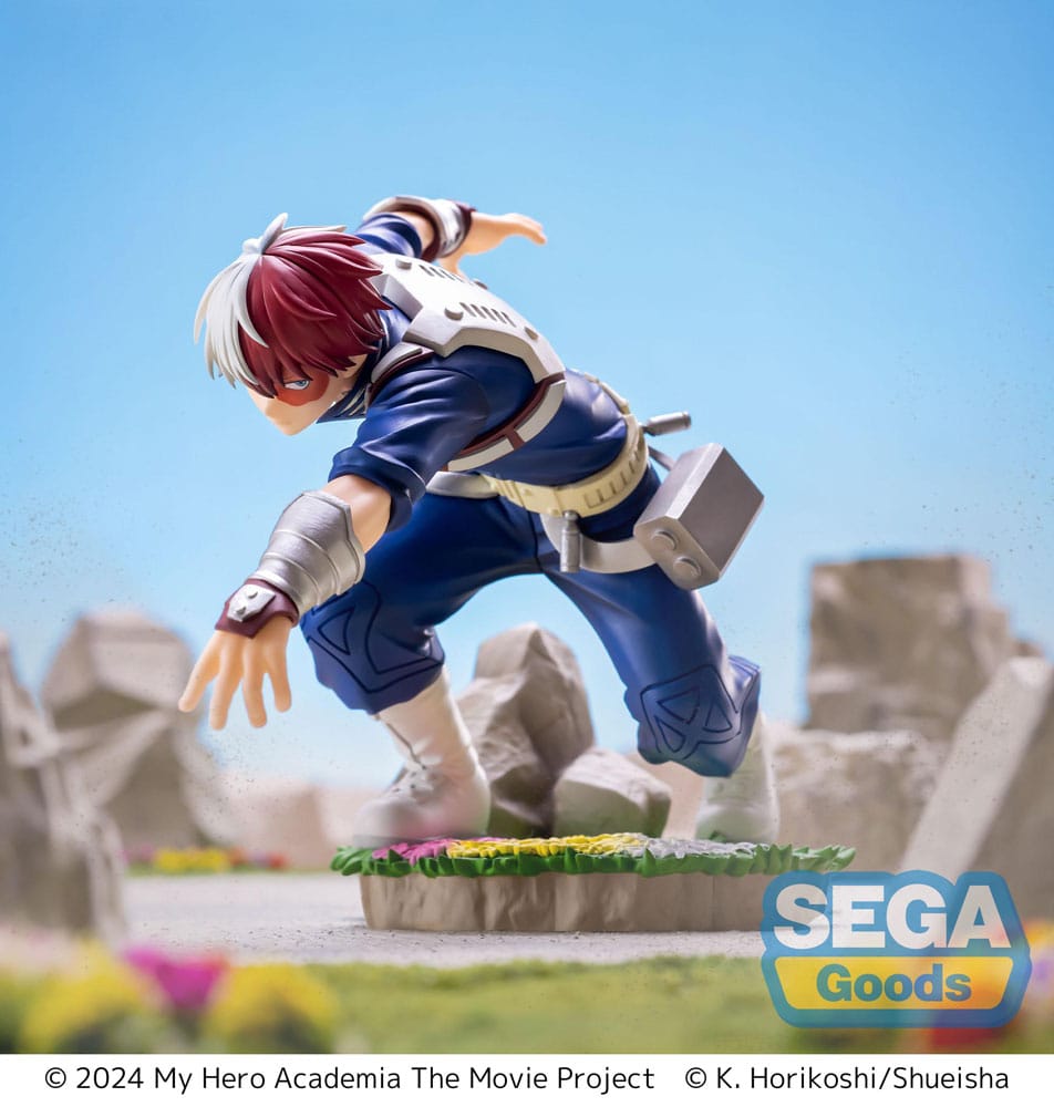 SHOTO TODOROKI MY HERO ACADEMIA: YOU´RE NEXT XROSS LINK ANIME. En My Hero Academia: La película, Shoto Todoroki sigue creciendo mientras domina dos fuerzas opuestas: el hielo y el fuego. Como heredero de un complejo legado familiar y un inmenso poder, representa el equilibrio entre el control y la fuerza bruta, avanzando constantemente hacia su propia visión del heroísmo. Esta figura de la colección Xross Link lo captura en plena acción, en una postura de combate serena. Con una rodilla doblada, el brazo extendido y la mirada fija al frente, cada detalle transmite su concentración y su calma estratégica. La escultura se mantiene fiel a su aspecto: traje de héroe azul oscuro con cinturón utilitario y protectores metálicos para los brazos, junto con un cabello rojo y blanco perfectamente representado. La base presenta rocas, hierba y flores, lo que resalta el contraste entre su postura tensa y el terreno tranquilo. Con una altura aproximada de 12 cm, esta figura de PVC presenta proporciones limpias y detalles nítidos. Los pliegues del traje, los sutiles degradados del pelo y los accesorios texturizados están elaborados con precisión, lo que ofrece una representación fiel de la doble naturaleza de Todoroki.
