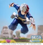 SHOTO TODOROKI MY HERO ACADEMIA: YOU´RE NEXT XROSS LINK ANIME. En My Hero Academia: La película, Shoto Todoroki sigue creciendo mientras domina dos fuerzas opuestas: el hielo y el fuego. Como heredero de un complejo legado familiar y un inmenso poder, representa el equilibrio entre el control y la fuerza bruta, avanzando constantemente hacia su propia visión del heroísmo. Esta figura de la colección Xross Link lo captura en plena acción, en una postura de combate serena. Con una rodilla doblada, el brazo extendido y la mirada fija al frente, cada detalle transmite su concentración y su calma estratégica. La escultura se mantiene fiel a su aspecto: traje de héroe azul oscuro con cinturón utilitario y protectores metálicos para los brazos, junto con un cabello rojo y blanco perfectamente representado. La base presenta rocas, hierba y flores, lo que resalta el contraste entre su postura tensa y el terreno tranquilo. Con una altura aproximada de 12 cm, esta figura de PVC presenta proporciones limpias y detalles nítidos. Los pliegues del traje, los sutiles degradados del pelo y los accesorios texturizados están elaborados con precisión, lo que ofrece una representación fiel de la doble naturaleza de Todoroki.