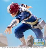 SHOTO TODOROKI MY HERO ACADEMIA: YOU´RE NEXT XROSS LINK ANIME. En My Hero Academia: La película, Shoto Todoroki sigue creciendo mientras domina dos fuerzas opuestas: el hielo y el fuego. Como heredero de un complejo legado familiar y un inmenso poder, representa el equilibrio entre el control y la fuerza bruta, avanzando constantemente hacia su propia visión del heroísmo. Esta figura de la colección Xross Link lo captura en plena acción, en una postura de combate serena. Con una rodilla doblada, el brazo extendido y la mirada fija al frente, cada detalle transmite su concentración y su calma estratégica. La escultura se mantiene fiel a su aspecto: traje de héroe azul oscuro con cinturón utilitario y protectores metálicos para los brazos, junto con un cabello rojo y blanco perfectamente representado. La base presenta rocas, hierba y flores, lo que resalta el contraste entre su postura tensa y el terreno tranquilo. Con una altura aproximada de 12 cm, esta figura de PVC presenta proporciones limpias y detalles nítidos. Los pliegues del traje, los sutiles degradados del pelo y los accesorios texturizados están elaborados con precisión, lo que ofrece una representación fiel de la doble naturaleza de Todoroki.