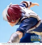 SHOTO TODOROKI MY HERO ACADEMIA: YOU´RE NEXT XROSS LINK ANIME. En My Hero Academia: La película, Shoto Todoroki sigue creciendo mientras domina dos fuerzas opuestas: el hielo y el fuego. Como heredero de un complejo legado familiar y un inmenso poder, representa el equilibrio entre el control y la fuerza bruta, avanzando constantemente hacia su propia visión del heroísmo. Esta figura de la colección Xross Link lo captura en plena acción, en una postura de combate serena. Con una rodilla doblada, el brazo extendido y la mirada fija al frente, cada detalle transmite su concentración y su calma estratégica. La escultura se mantiene fiel a su aspecto: traje de héroe azul oscuro con cinturón utilitario y protectores metálicos para los brazos, junto con un cabello rojo y blanco perfectamente representado. La base presenta rocas, hierba y flores, lo que resalta el contraste entre su postura tensa y el terreno tranquilo. Con una altura aproximada de 12 cm, esta figura de PVC presenta proporciones limpias y detalles nítidos. Los pliegues del traje, los sutiles degradados del pelo y los accesorios texturizados están elaborados con precisión, lo que ofrece una representación fiel de la doble naturaleza de Todoroki.