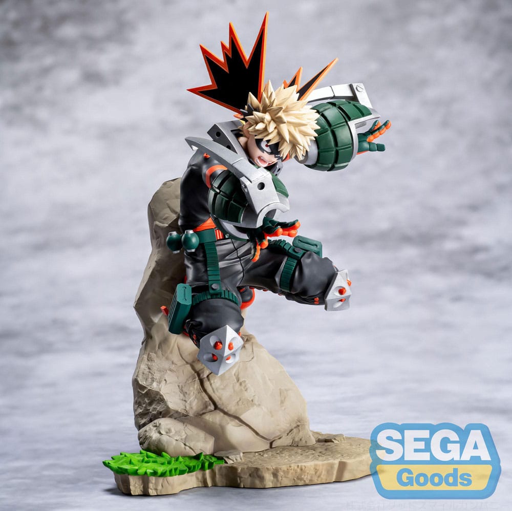 KATSUKI BAKUGO MY HERO ACADEMIA: YOU´RE NEXT XROSS LINK ANIME. En My Hero Academia: La película, Katsuki Bakugo destaca como un feroz luchador con un temperamento explosivo. Impulsivo pero muy eficaz, avanza con determinación y un agudo sentido de la rivalidad, sin retroceder nunca en su misión de convertirse en el héroe más importante. Esta figura de la colección Xross Link captura a Bakugo en plena acción, listo para desatar toda la fuerza de su Quirk. Su expresión es intensa, concentrada hacia delante con una furia controlada, mientras que su postura tensa transmite la inminente explosión de energía. Su aspecto está retratado con precisión: pelo rubio de punta, cejas fruncidas, traje de héroe negro y naranja reforzado con elementos metálicos. Los característicos guanteletes con forma de granada están fielmente esculpidos, y está colocado sobre una roca, en pleno salto o golpe. La máscara negra y los detalles rojos en el pelo de punta enfatizan su estilo agresivo. Fabricada en PVC, la figura mide aproximadamente 18 cm de altura. Está montada sobre una base similar a una roca con vegetación añadida. Los detalles son nítidos, con pliegues texturizados en el traje, formas angulares en los guanteletes y una pose llena de movimiento. Una figura que se mantiene fiel a la intensidad bruta de Bakugo.