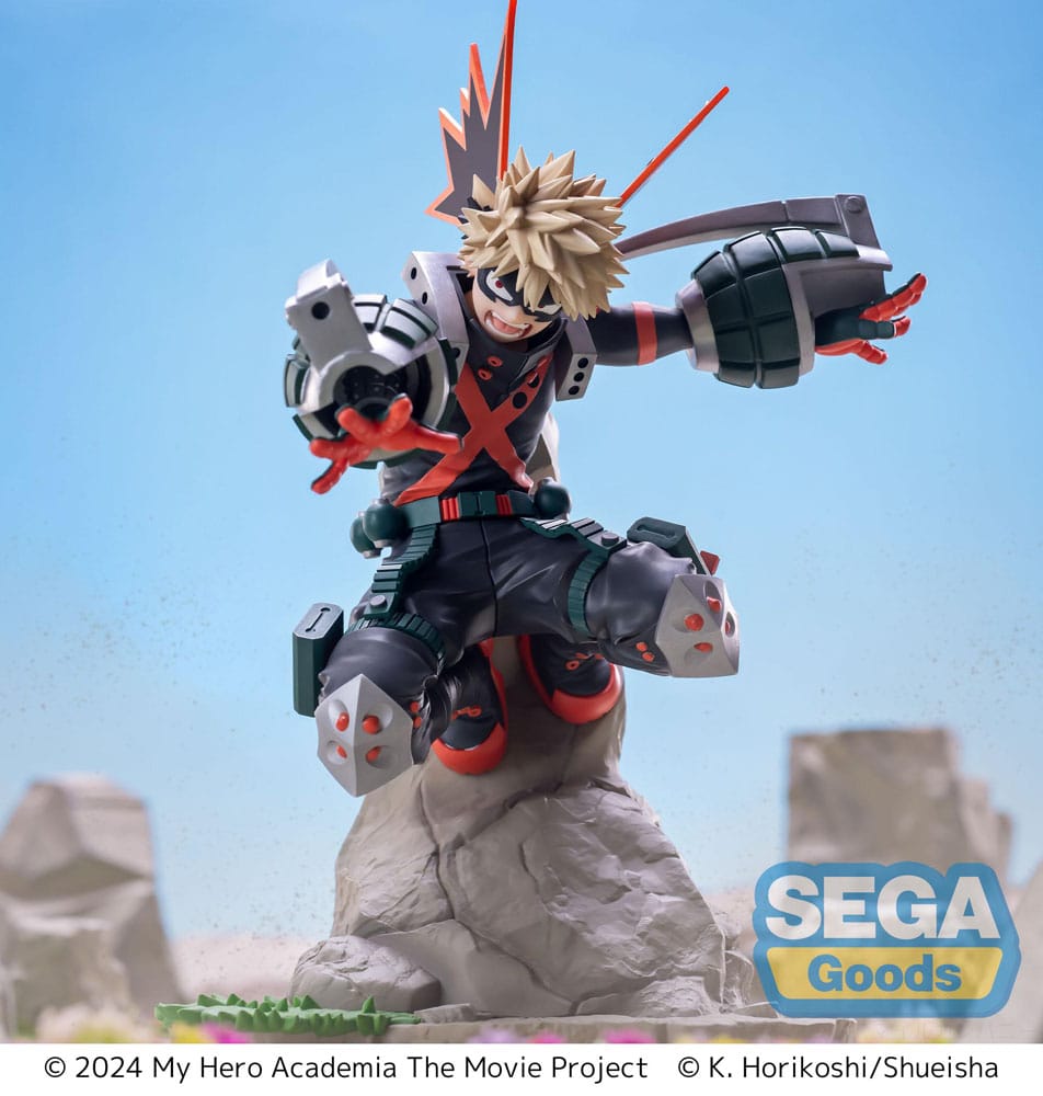 KATSUKI BAKUGO MY HERO ACADEMIA: YOU´RE NEXT XROSS LINK ANIME. En My Hero Academia: La película, Katsuki Bakugo destaca como un feroz luchador con un temperamento explosivo. Impulsivo pero muy eficaz, avanza con determinación y un agudo sentido de la rivalidad, sin retroceder nunca en su misión de convertirse en el héroe más importante. Esta figura de la colección Xross Link captura a Bakugo en plena acción, listo para desatar toda la fuerza de su Quirk. Su expresión es intensa, concentrada hacia delante con una furia controlada, mientras que su postura tensa transmite la inminente explosión de energía. Su aspecto está retratado con precisión: pelo rubio de punta, cejas fruncidas, traje de héroe negro y naranja reforzado con elementos metálicos. Los característicos guanteletes con forma de granada están fielmente esculpidos, y está colocado sobre una roca, en pleno salto o golpe. La máscara negra y los detalles rojos en el pelo de punta enfatizan su estilo agresivo. Fabricada en PVC, la figura mide aproximadamente 18 cm de altura. Está montada sobre una base similar a una roca con vegetación añadida. Los detalles son nítidos, con pliegues texturizados en el traje, formas angulares en los guanteletes y una pose llena de movimiento. Una figura que se mantiene fiel a la intensidad bruta de Bakugo.