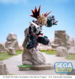 KATSUKI BAKUGO MY HERO ACADEMIA: YOU´RE NEXT XROSS LINK ANIME. En My Hero Academia: La película, Katsuki Bakugo destaca como un feroz luchador con un temperamento explosivo. Impulsivo pero muy eficaz, avanza con determinación y un agudo sentido de la rivalidad, sin retroceder nunca en su misión de convertirse en el héroe más importante. Esta figura de la colección Xross Link captura a Bakugo en plena acción, listo para desatar toda la fuerza de su Quirk. Su expresión es intensa, concentrada hacia delante con una furia controlada, mientras que su postura tensa transmite la inminente explosión de energía. Su aspecto está retratado con precisión: pelo rubio de punta, cejas fruncidas, traje de héroe negro y naranja reforzado con elementos metálicos. Los característicos guanteletes con forma de granada están fielmente esculpidos, y está colocado sobre una roca, en pleno salto o golpe. La máscara negra y los detalles rojos en el pelo de punta enfatizan su estilo agresivo. Fabricada en PVC, la figura mide aproximadamente 18 cm de altura. Está montada sobre una base similar a una roca con vegetación añadida. Los detalles son nítidos, con pliegues texturizados en el traje, formas angulares en los guanteletes y una pose llena de movimiento. Una figura que se mantiene fiel a la intensidad bruta de Bakugo.