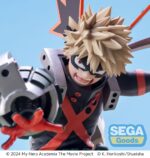 KATSUKI BAKUGO MY HERO ACADEMIA: YOU´RE NEXT XROSS LINK ANIME. En My Hero Academia: La película, Katsuki Bakugo destaca como un feroz luchador con un temperamento explosivo. Impulsivo pero muy eficaz, avanza con determinación y un agudo sentido de la rivalidad, sin retroceder nunca en su misión de convertirse en el héroe más importante. Esta figura de la colección Xross Link captura a Bakugo en plena acción, listo para desatar toda la fuerza de su Quirk. Su expresión es intensa, concentrada hacia delante con una furia controlada, mientras que su postura tensa transmite la inminente explosión de energía. Su aspecto está retratado con precisión: pelo rubio de punta, cejas fruncidas, traje de héroe negro y naranja reforzado con elementos metálicos. Los característicos guanteletes con forma de granada están fielmente esculpidos, y está colocado sobre una roca, en pleno salto o golpe. La máscara negra y los detalles rojos en el pelo de punta enfatizan su estilo agresivo. Fabricada en PVC, la figura mide aproximadamente 18 cm de altura. Está montada sobre una base similar a una roca con vegetación añadida. Los detalles son nítidos, con pliegues texturizados en el traje, formas angulares en los guanteletes y una pose llena de movimiento. Una figura que se mantiene fiel a la intensidad bruta de Bakugo.