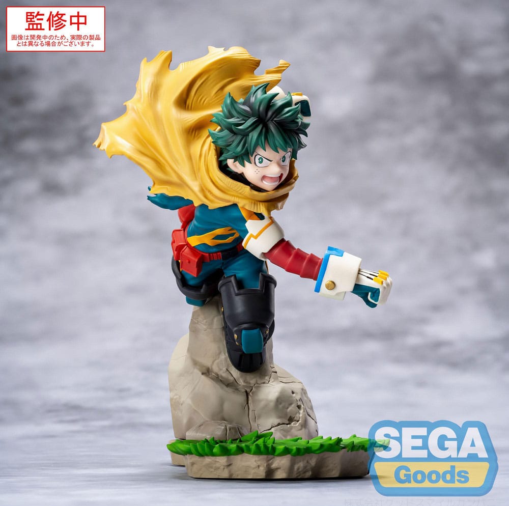 IZUKU MIDORIYA VOL. 2 MY HERO ACADEMIA: YOU´RE NEXT XROSS LINK ANIME. En el mundo de My Hero Academia: The Movie, Izuku Midoriya continúa su viaje como héroe en una sociedad donde el coraje y el sacrificio van de la mano. Entrenado para seguir los pasos del legendario All Might, se enfrenta sin descanso a poderosos enemigos sin renunciar a su compasión y su inquebrantable sentido de la justicia. Esta figura del segundo volumen de la colección Xross Link captura a Izuku en una pose dinámica e inclinada hacia delante. Su feroz expresión muestra una concentración total, listo para cargar, defender o atacar, lo que pone de manifiesto tanto su espíritu protector como su inquebrantable determinación. La escultura rebosa energía: pelo verde salvaje, ojos muy abiertos, su icónico traje de héroe reforzado y esa capa amarilla que se arremolina. Posado sobre una base rocosa en pleno movimiento, extiende el brazo, listo para lanzarse. Cada detalle, desde los guantes blindados hasta las robustas botas, amplifica la sensación de movimiento y fuerza bruta. Fabricada en PVC, la figura mide aproximadamente 15 cm de altura. Está colocada sobre una base con elementos de roca y hierba. Los acabados son limpios, con contrastes de color nítidos, pliegues esculpidos en la capa y una pose dinámica que captura la intensidad de Izuku en plena batalla.