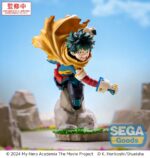 IZUKU MIDORIYA VOL. 2 MY HERO ACADEMIA: YOU´RE NEXT XROSS LINK ANIME. En el mundo de My Hero Academia: The Movie, Izuku Midoriya continúa su viaje como héroe en una sociedad donde el coraje y el sacrificio van de la mano. Entrenado para seguir los pasos del legendario All Might, se enfrenta sin descanso a poderosos enemigos sin renunciar a su compasión y su inquebrantable sentido de la justicia. Esta figura del segundo volumen de la colección Xross Link captura a Izuku en una pose dinámica e inclinada hacia delante. Su feroz expresión muestra una concentración total, listo para cargar, defender o atacar, lo que pone de manifiesto tanto su espíritu protector como su inquebrantable determinación. La escultura rebosa energía: pelo verde salvaje, ojos muy abiertos, su icónico traje de héroe reforzado y esa capa amarilla que se arremolina. Posado sobre una base rocosa en pleno movimiento, extiende el brazo, listo para lanzarse. Cada detalle, desde los guantes blindados hasta las robustas botas, amplifica la sensación de movimiento y fuerza bruta. Fabricada en PVC, la figura mide aproximadamente 15 cm de altura. Está colocada sobre una base con elementos de roca y hierba. Los acabados son limpios, con contrastes de color nítidos, pliegues esculpidos en la capa y una pose dinámica que captura la intensidad de Izuku en plena batalla.