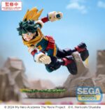 IZUKU MIDORIYA VOL. 2 MY HERO ACADEMIA: YOU´RE NEXT XROSS LINK ANIME. En el mundo de My Hero Academia: The Movie, Izuku Midoriya continúa su viaje como héroe en una sociedad donde el coraje y el sacrificio van de la mano. Entrenado para seguir los pasos del legendario All Might, se enfrenta sin descanso a poderosos enemigos sin renunciar a su compasión y su inquebrantable sentido de la justicia. Esta figura del segundo volumen de la colección Xross Link captura a Izuku en una pose dinámica e inclinada hacia delante. Su feroz expresión muestra una concentración total, listo para cargar, defender o atacar, lo que pone de manifiesto tanto su espíritu protector como su inquebrantable determinación. La escultura rebosa energía: pelo verde salvaje, ojos muy abiertos, su icónico traje de héroe reforzado y esa capa amarilla que se arremolina. Posado sobre una base rocosa en pleno movimiento, extiende el brazo, listo para lanzarse. Cada detalle, desde los guantes blindados hasta las robustas botas, amplifica la sensación de movimiento y fuerza bruta. Fabricada en PVC, la figura mide aproximadamente 15 cm de altura. Está colocada sobre una base con elementos de roca y hierba. Los acabados son limpios, con contrastes de color nítidos, pliegues esculpidos en la capa y una pose dinámica que captura la intensidad de Izuku en plena batalla.