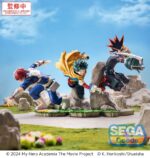 IZUKU MIDORIYA VOL. 2 MY HERO ACADEMIA: YOU´RE NEXT XROSS LINK ANIME. En el mundo de My Hero Academia: The Movie, Izuku Midoriya continúa su viaje como héroe en una sociedad donde el coraje y el sacrificio van de la mano. Entrenado para seguir los pasos del legendario All Might, se enfrenta sin descanso a poderosos enemigos sin renunciar a su compasión y su inquebrantable sentido de la justicia. Esta figura del segundo volumen de la colección Xross Link captura a Izuku en una pose dinámica e inclinada hacia delante. Su feroz expresión muestra una concentración total, listo para cargar, defender o atacar, lo que pone de manifiesto tanto su espíritu protector como su inquebrantable determinación. La escultura rebosa energía: pelo verde salvaje, ojos muy abiertos, su icónico traje de héroe reforzado y esa capa amarilla que se arremolina. Posado sobre una base rocosa en pleno movimiento, extiende el brazo, listo para lanzarse. Cada detalle, desde los guantes blindados hasta las robustas botas, amplifica la sensación de movimiento y fuerza bruta. Fabricada en PVC, la figura mide aproximadamente 15 cm de altura. Está colocada sobre una base con elementos de roca y hierba. Los acabados son limpios, con contrastes de color nítidos, pliegues esculpidos en la capa y una pose dinámica que captura la intensidad de Izuku en plena batalla.