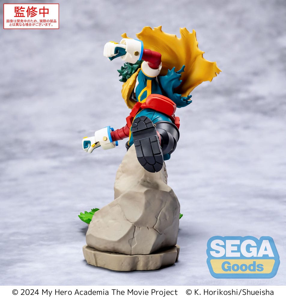 IZUKU MIDORIYA VOL. 2 MY HERO ACADEMIA: YOU´RE NEXT XROSS LINK ANIME. En el mundo de My Hero Academia: The Movie, Izuku Midoriya continúa su viaje como héroe en una sociedad donde el coraje y el sacrificio van de la mano. Entrenado para seguir los pasos del legendario All Might, se enfrenta sin descanso a poderosos enemigos sin renunciar a su compasión y su inquebrantable sentido de la justicia. Esta figura del segundo volumen de la colección Xross Link captura a Izuku en una pose dinámica e inclinada hacia delante. Su feroz expresión muestra una concentración total, listo para cargar, defender o atacar, lo que pone de manifiesto tanto su espíritu protector como su inquebrantable determinación. La escultura rebosa energía: pelo verde salvaje, ojos muy abiertos, su icónico traje de héroe reforzado y esa capa amarilla que se arremolina. Posado sobre una base rocosa en pleno movimiento, extiende el brazo, listo para lanzarse. Cada detalle, desde los guantes blindados hasta las robustas botas, amplifica la sensación de movimiento y fuerza bruta. Fabricada en PVC, la figura mide aproximadamente 15 cm de altura. Está colocada sobre una base con elementos de roca y hierba. Los acabados son limpios, con contrastes de color nítidos, pliegues esculpidos en la capa y una pose dinámica que captura la intensidad de Izuku en plena batalla.