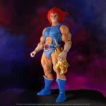 THUNDERCATS LION-O. Figura articulada con accesorios, tamaño aprox. 18 cm. Licencia oficial. ThunderCats, adelante! Regresa a la Tercera Tierra con la figura de acción Ultimate Lynx-O de 18 cm de ThunderCats. Esta increíble figura articulada, esculpida por Four Horsemen, incluye fantásticos accesorios como la baldosa de la Fuente del Agua Curativa, un escudo ligero y una cabeza y manos alternativas. Cada figura Ultimate ThunderCats viene empaquetada en una lujosa caja con ventana y accesorios incluidos.