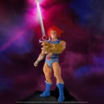 THUNDERCATS LION-O. Figura articulada con accesorios, tamaño aprox. 18 cm. Licencia oficial. ThunderCats, adelante! Regresa a la Tercera Tierra con la figura de acción Ultimate Lynx-O de 18 cm de ThunderCats. Esta increíble figura articulada, esculpida por Four Horsemen, incluye fantásticos accesorios como la baldosa de la Fuente del Agua Curativa, un escudo ligero y una cabeza y manos alternativas. Cada figura Ultimate ThunderCats viene empaquetada en una lujosa caja con ventana y accesorios incluidos.