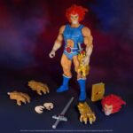 THUNDERCATS LION-O. Figura articulada con accesorios, tamaño aprox. 18 cm. Licencia oficial. ThunderCats, adelante! Regresa a la Tercera Tierra con la figura de acción Ultimate Lynx-O de 18 cm de ThunderCats. Esta increíble figura articulada, esculpida por Four Horsemen, incluye fantásticos accesorios como la baldosa de la Fuente del Agua Curativa, un escudo ligero y una cabeza y manos alternativas. Cada figura Ultimate ThunderCats viene empaquetada en una lujosa caja con ventana y accesorios incluidos.
