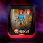 THUNDERCATS LION-O. Figura articulada con accesorios, tamaño aprox. 18 cm. Licencia oficial. ThunderCats, adelante! Regresa a la Tercera Tierra con la figura de acción Ultimate Lynx-O de 18 cm de ThunderCats. Esta increíble figura articulada, esculpida por Four Horsemen, incluye fantásticos accesorios como la baldosa de la Fuente del Agua Curativa, un escudo ligero y una cabeza y manos alternativas. Cada figura Ultimate ThunderCats viene empaquetada en una lujosa caja con ventana y accesorios incluidos.