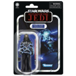 DARTH VADER EMPEROR’S WRATH VINTAGE COLLECTION STAR WARS RETURN OF THE JEDI. asbro presenta dentro su línea The Vintage Collection la figura de Darth Vader inspirada en la apariencia de su personaje cuando es electrocutado por el emperador Palpatine en la película "Star Wars: Return of the Jedi" ("Star Wars: El retorno del Jedi" en España). Mide 9,5 cm e incluye 1x sable de luz rojo, 1x empuñadura no iluminada, 1x antebrazo intercambiable, 1x capa de tela y 2x efectos de fuerza removible. Su embalaje tipo blíster reproduce el estilo clásico de Kenner, con logotipo vintage y numeración para coleccionistas. UNIDADES LIMITADAS.
