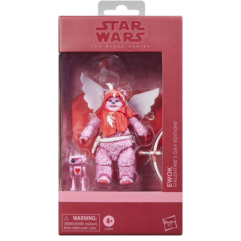 EWOK (VALENTINE’S DAY EDITION) BLACK SERIES STAR WARS. Hasbro presenta dentro de la colección The Black Series esta versión San Valentín de un Ewok del universo "Star Wars". Este simpático habitante de Endor llega con un diseño especial, luciendo alas de tela, tocado rojo y detalles en rosa que evocan a Cupido. La figura mide 15 cm y cuenta con múltiples puntos de articulación que permiten colocar al personaje en diferentes poses. Incluye 1x arco, 1x flecha, 1x postal con forma de corazón y 1x droide BD de compañía. Todo en colores rojo, rosa y blanco. Se presenta en un embalaje de colección tipo caja con ventana decorado en tonos rosas. UNIDADES LIMITADAS.