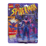 SPIDER-MAN 2099 MARVEL LEGENDS SERIES. Hasbro presenta en su colección Marvel Legends Series, esta figura retro de Spider-Man en su versión 2099, cuando un accidente de laboratorio modificó el código genético del científico Miguel O’Hara en los cómics de "Spider-Man 2099". Mide 15 cm de altura y cuenta con más de 20 puntos de articulación, permitiendo recrear poses dinámicas. Incluye 4x manos intercambiables (2x lanzando telarañas y 2x trepamuros) y 1x capa deshilachada. Presenta un esculpido y pintado de alta calidad inspirado en su diseño clásico de los cómics. Se presenta en blíster estilo retro con ilustraciones. UNIDADES LIMITADAS.