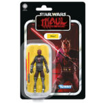 MAUL SHADOW LORD VINTAGE COLLECTION STAR WARS. Hasbro lanza dentro de su línea The Vintage Collection la figura de Maul, inspirada en su personaje en la serie animada de Disney+ “Star Wars: Maul Shadow Lord”. Esta figura de 9,5 cm reproduce fielmente su aspecto, con articulaciones funcionales y acabado premium. Incluye . Su embalaje tipo blíster reproduce el estilo clásico de Kenner, con logotipo vintage y numeración para coleccionistas. UNIDADES LIMITADAS.