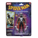SPIDER-VENOM MARVEL LEGENDS SERIES. Hasbro incorpora a su línea Marvel Legends Series esta figura retro de Spider-Venom, inspirada en los cómics de "Spider-Man" cuando el simbionte Venom vuelve a unirse a su antiguo huésped Peter Parker. La figura mide 15 cm y ofrece más de 20 puntos de articulación para exhibirla en poses dinámicas. Incluye 4x manos alternativas (2x lanzando telarañas y 2x trepamuros), 1x cabeza alternativa y 1x cadena. Presenta un diseño detallado fiel al estilo de los cómics. Se presenta en blíster de estilo retro con arte de colección. UNIDADES LIMITADAS.