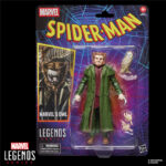 THE OWL MARVEL LEGENDS SERIES. Hasbro suma a su colección Marvel Legends Series la figura retro del villano Leland Owlsley alias The Owl (El Búho en España), basada en su aparición en los cómics de "Spider-Man". Mide 15 cm y dispone de más de 20 puntos de articulación. Incluye 2x manos con garras intercambiables, 1x búho como mascota y 1x bufanda removible. Cuenta con un diseño premium y esculpido detallado que recrean fielmente al personaje. Se presenta en un blíster estilo retro. UNIDADES LIMITADAS.