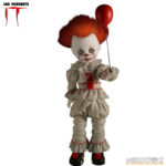 PENNYWISE IT LIVING DEAD DOLLS. Directamente del aterrador mundo de It, la historia de terror de culto de Stephen King, esta muñeca representa la encarnación moderna del payaso Pennywise tal y como aparece en las adaptaciones cinematográficas de 2017 y 2019. Pennywise, una figura inquietante que reaparece en Derry cada 27 años, encarna el miedo en sí mismo y atrae a sus víctimas con su aspecto infantil y payaso. Con una sonrisa siniestra y un globo rojo en la mano, esta miniatura de Pennywise captura la inquietante mezcla de alegría juguetona y amenaza acechante. Con sus mangas abullonadas, su traje de payaso envejecido, sus pompones rojos y su mirada penetrante, esta muñeca ofrece una escalofriante representación del horror en su forma más engañosa. Su pálido rostro está enmarcado por un cabello salvaje y naranja vibrante, esculpido para imitar el aspecto icónico del personaje. Las nítidas marcas rojas de su rostro resaltan su siniestra sonrisa, mientras que el traje de tela real, con volantes y costuras rojas, añade profundidad y una inquietante autenticidad a la figura. Con una altura aproximada de 25 cm, esta muñeca forma parte de la colección Living Dead Dolls de Mezco Toys. Con su inquietante mirada, su globo rojo desmontable y su presencia inquietante, es una pieza imprescindible para los amantes del terror o los coleccionistas de lo deliciosamente macabro.