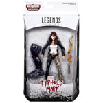 TYPHOID MARY MARVEL LEGENDS SERIES. Mary, que en su día trabajó en un burdel, fue accidentalmente empujada por una ventana por Daredevil, lo que le provocó sus poderes y una enfermedad mental. Adquirió tres personalidades distintas y se convirtió en Typhoid Mary, que juró no volver a ser herida por un hombre nunca más. Con una apariencia inspirada en los cómics, Mary viene con su katana envuelta en llamas, así como una pieza Build-a-Figure. La serie Marvel Legends presenta figuras de 15 cm basadas en algunos de los personajes más legendarios de Marvel, tanto de sus cómics como de sus películas. Cada figura es muy articulada y presenta un diseño inspirado en los cómics, lo que las convierte en imprescindibles en cualquier colección de Marvel.