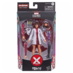 MOIRA X MEN MARVEL LEGENDS SERIES. Hasbro Fans presenta la figura X-Men de Moira, para la colección Marvel Legends. Se trata de una figura articulada de 15 cm hecha en PVC. Incluye una cabeza alternativa, un pañuelo y brazos intercambiables. Con su bata blanca y sus pequeñas gafas sobre la nariz, parece una investigadora genial. Se trata, de hecho, de una réplica articulada de Moira Mac Taggert, una genetista sin igual, galardonada con el Nobel por sus trabajos sobre el gen X. Además, la científica, que en su día estuvo enamorada del profesor Xavier, es una gran especialista en mutantes y genética. Y su figurita, con dos caras y dos pares de manos, es totalmente articulada. De este modo, puede representar al personaje en múltiples situaciones.