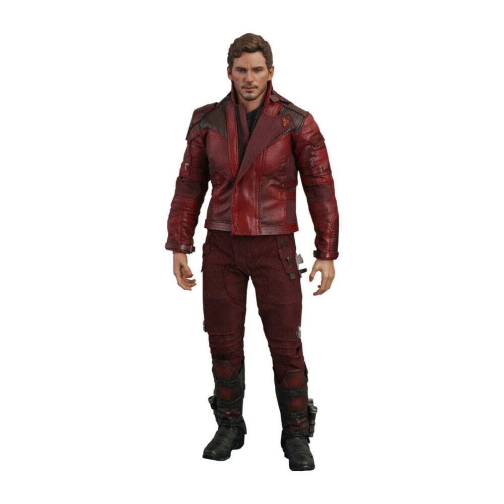STAR LORD AVENGERS INFINITY WAR ESCALA 1/6. Un piloto experto y maestro del blaster, Peter Quill, conocido como Star-Lord, aporta un descarado sentido del humor mientras protege el universo de todas y cada una de las amenazas. Él diseña un plan para que los Guardianes, junto con Iron Man, Doctor Strange y Spider-Man luchen contra Thanos en Titán, quien no se detendrá ante nada para recolectar las invencibles Gemas del Infinito. Diseñado magistralmente en base a la apariencia de Chris Pratt como Star-Lord en la película, la figura coleccionable con precisión de pantalla presenta una cabeza esculpida recién pintada con una semejanza asombrosa y una cabeza enmascarada con luces LED intercambiables recién pintada, trajes finamente confeccionados, un selección de armas y accesorios que incluyen un par de blasters con efecto burbujeante acoplable para recrear la escena cuando Thanos había convertido su arma en burbujas con la Reality Stone, una bomba de plasma, una bomba de gravedad, un casco Star-Lord en modo de activación que se puede usar en la cabeza esculpida, un accesorio con efecto de relámpago, múltiples mandalas de accesorios de luz y un soporte de figura dinámica con temática de película. ¡El líder amante de la música de los Guardianes de la Galaxia está listo para unirse a los Vengadores en un enfrentamiento colosal con el señor de la guerra Thanos!