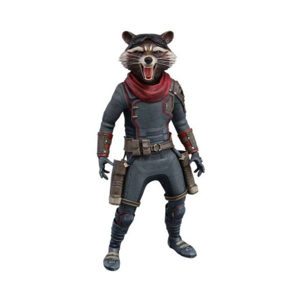 ROCKET AVENGERS INFINITY WAR ESCALA 1/6. Cobrar ya no es una prioridad para este criminal peludo alterado genéticamente. Rocket puede tener una nueva oportunidad de vida, pero eso no significa que se abstendrá de usar ninguna de sus municiones, explosivos o bromas cuando se trata de luchar por la vida de su nueva familia. Diseñado magistralmente en base al físico único de Rocket en la película, la figura presenta una cabeza recién pintada que representa su expresión rugiente con una semejanza sorprendente, un traje meticulosamente confeccionado con bufandas intercambiables, varias manos intercambiables, pistolas y blásters, accesorios muy detallados. que incluye un Nano Gauntlet de escala 1/6, un par de gafas, una extracción de Aether, también una figura dinámica especialmente diseñada con el logotipo de la película. ¡Esta figura coleccionable de Rocket seguramente será una obra maestra fenomenal para agregar a la colección de todos los fanáticos de Marvel!