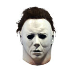 HALLOWEEN MICHAEL MYERS MASK. Trick or Treat Studios se enorgullece de presentar la máscara oficial con licencia de Halloween (1978) - Michael Myers. Esta máscara es una preciosa réplica de la máscara que llevaba uno de los asesinos en serie más famosos de la historia del cine. La máscara se esculpió basándose en numerosas capturas de pantalla de Halloween, especialmente en la famosa imagen de Michael Myers asomándose por la barandilla, listo para atacar a Laurie Strode. ¡Hazte con la máscara de Michael Myers de Halloween (1978) y celebra La noche en que volvió a casa! Material: Latex