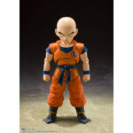 KRILLIN EARTH’S STRONGEST MAN DRAGON BALL Z SH FIGUARTS (RE-RUN). En el mundo de Dragon Ball Z, Krilin es mucho más que un simple compañero. Leal, inteligente e increíblemente resistente, es uno de los aliados más antiguos de Goku y uno de los humanos más fuertes de la serie. Esta figura de «El hombre más fuerte de la Tierra» rinde homenaje a su valentía y a su característico estilo de lucha. A lo largo de los momentos más cruciales de la serie, Krilin se mantiene firme, incluso ante adversidades abrumadoras. Ya sea lanzando su icónico Disco Destructor o utilizando ingeniosas técnicas de distracción, es uno de los favoritos de los fans con un corazón innegable. La figura captura con precisión su aspecto clásico: cabeza rapada con seis puntos en la frente, el icónico gi naranja de la Escuela de la Tortuga con cinturón azul y el símbolo del Maestro Roshi en el pecho. Incluye múltiples caras expresivas, manos intercambiables y efectos de energía para recrear sus poses más memorables, desde el ataque Kienzan hasta su hilarante engaño Taiyōken. Con una altura de unos 12 cm, esta pieza articulada de S.H. Figuarts está hecha para la acción y la exposición. Las articulaciones están bien ocultas pero son flexibles, lo que permite poses dinámicas. La pintura es limpia, los detalles son nítidos y los accesorios incluidos son fieles al personaje.