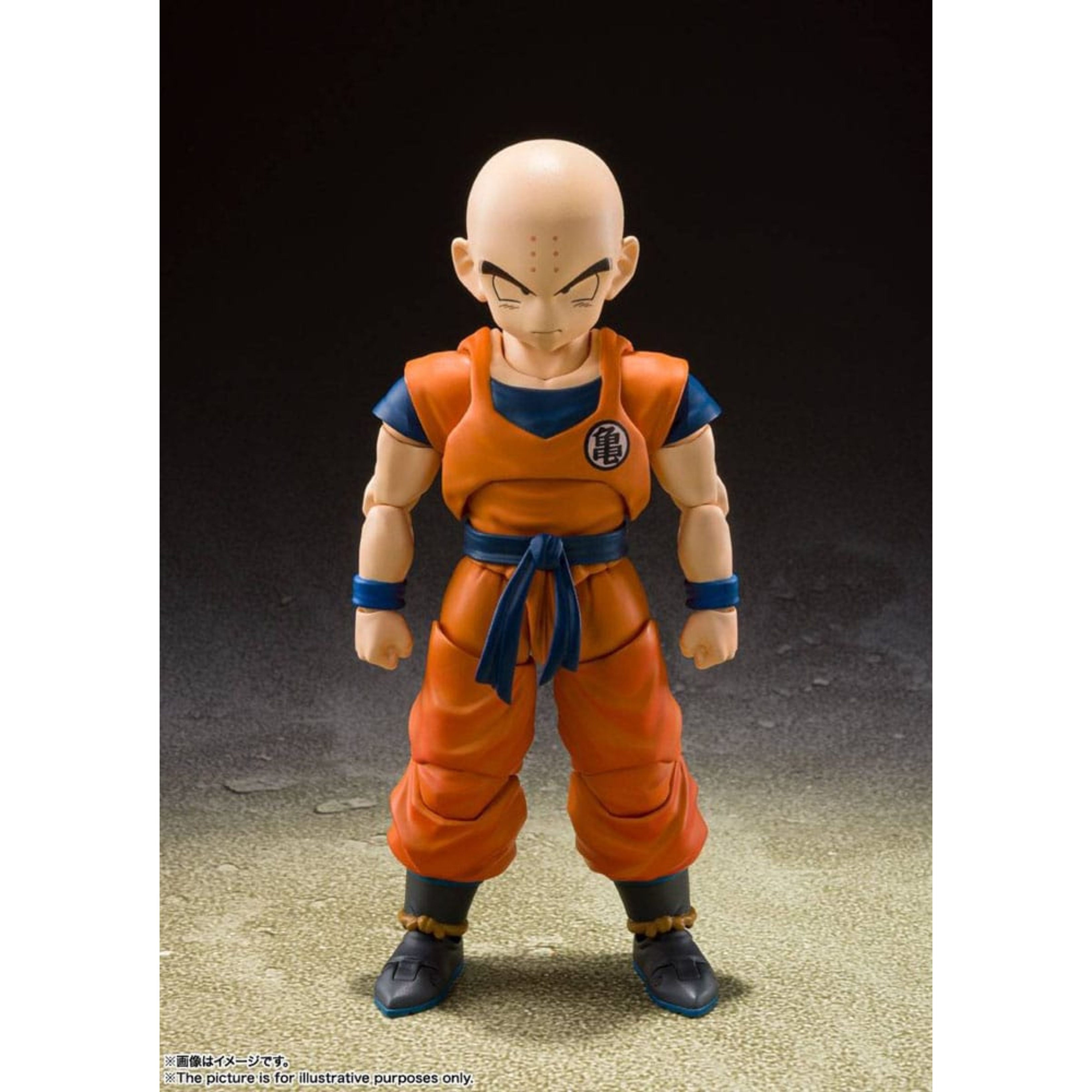 KRILLIN EARTH’S STRONGEST MAN DRAGON BALL Z SH FIGUARTS (RE-RUN) Krillin earth’s strongest man dragon ball z sh figuarts (re-run). en el mundo de dragon ball z, krilin es mucho más que un simple compañero. Leal, inteligente e increíblemente resistente, es uno de los aliados más antiguos de goku y uno de los humanos más fuertes de la serie. Esta figura de «el hombre más fuerte de la tierra» rinde homenaje a su valentía y a su característico estilo de lucha. A lo largo de los momentos más cruciales de la serie, krilin se mantiene firme, incluso ante adversidades abrumadoras. Ya sea lanzando su icónico disco destructor o utilizando ingeniosas técnicas de distracción, es uno de los favoritos de los fans con un corazón innegable. La figura captura con precisión su aspecto clásico: cabeza rapada con seis puntos en la frente, el icónico gi naranja de la escuela de la tortuga con cinturón azul y el símbolo del maestro roshi en el pecho. Incluye múltiples caras expresivas, manos intercambiables y efectos de energía para recrear sus poses más memorables, desde el ataque kienzan hasta su hilarante engaño taiyōken. Con una altura de unos 12 cm, esta pieza articulada de s. H. Figuarts está hecha para la acción y la exposición. Las articulaciones están bien ocultas pero son flexibles, lo que permite poses dinámicas. La pintura es limpia, los detalles son nítidos y los accesorios incluidos son fieles al personaje.