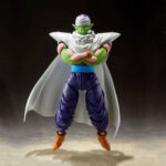 PICCOLO THE PROUD NAMEKIAN DRAGON BALL Z SH FIGUARTS (RE-RUN). Estratégico, estoico y poderoso, Piccolo sigue siendo uno de los personajes más respetados de Dragon Ball Z. Orgulloso guerrero namekiano y antiguo rival convertido en aliado, encarna la combinación perfecta de disciplina y sabiduría. Esta versión «The Proud Namekian» rinde homenaje a su evolución y a su inconfundible presencia. Siempre tranquilo, a menudo con los brazos cruzados y la capa ondeando, Piccolo irradia una autoridad silenciosa. Observa, piensa y ataca con precisión. Esta figura te permite recrear sus icónicas posturas: flotando en meditación, listo para la batalla o despojado de su equipo exterior para escenas más centradas. El diseño es fiel al original: piel verde, brazos segmentados de color rosa, traje morado oscuro con fajín azul y su icónica capa blanca y turbante extraíbles. El set incluye múltiples esculturas de cabeza y piezas de mano, lo que te permite capturar su personalidad desde todos los ángulos. Con una altura de unos 17 cm, esta figura S.H. Figuarts es totalmente articulada para posar de forma dinámica sin comprometer la estética. La escultura es nítida, las articulaciones son discretas y los accesorios ofrecen muchas posibilidades de personalización. Imprescindible para los fans del orgulloso y estoico Namekiano.