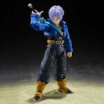 SUPER SAIYAN TRUNKS THE BOY FROM THE FUTURE DRAGON BALL Z SH FIGUARTS (RE-RUN). Trunks del futuro es uno de los personajes más destacados de Dragon Ball Z, con su fulgurante aparición y su espada en la mano. Guerrero procedente de un mundo devastado, encarna la esperanza en un futuro destrozado. Esta figura «Boy from the Future» captura a la perfección la intensidad y el estilo de este héroe atemporal. Procedente de un futuro apocalíptico, Trunks regresa al pasado para advertir de la amenaza de los cyborgs. Entre la ira, la calma y la determinación, su arco narrativo está cargado de emociones y escenas icónicas, que esta figura permite recrear a través de sus múltiples expresiones y accesorios. La figura presenta a Trunks con su atuendo emblemático: chaqueta corta azul con el escudo de Capsule Corp, pantalones negros, botas marrones y cinturón con hebilla roja. Se incluyen dos cabezas: una con su pelo morado original y otra en Super Saiyan, con su melena dorada erizada. La espada, su accesorio clave, se puede sostener en la mano o guardar en la funda que lleva a la espalda. Con una altura aproximada de 14 cm, esta figura articulada de la gama S.H. Figuarts ofrece una gran movilidad y un excelente nivel de detalle. Las articulaciones son discretas, las poses dinámicas y los acabados fieles al anime. Imprescindible para revivir los mejores momentos de Trunks del futuro.