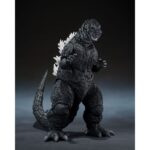 GODZILLA 1954 MOVIE GRAPHIC PLUS SH MONSTER ARTS. Símbolo absoluto del kaijū japonés, Godzilla encarna el miedo, el poder y el legado del cine de ciencia ficción desde 1954. Con esta edición Movie Graphic Plus, Tamashii Nations rinde homenaje al origen del mítico monstruo combinando una figura detallada con una imagen emblemática de la primera película. En su versión de 1954, Godzilla es una fuerza bruta surgida de las profundidades, encarnación de las angustias nucleares de una época. Su aspecto sombrío, macizo y primitivo deja una huella duradera en el imaginario colectivo. Esta figura reproduce fielmente esta primera encarnación. El diseño respeta las proporciones robustas del traje original, con una piel texturizada de forma realista, una cola articulada y placas dorsales blancas que contrastan con el cuerpo negro carbón. El monstruo adopta una postura poderosa, ligeramente encorvada, lista para desatar su ira. A su lado, un panel rígido ilustrado con el cartel de la película de 1954 aporta un toque cinematográfico e histórico. Con una altura aproximada de 15 cm, esta figura está articulada en los brazos, las piernas, la cabeza y la cola, lo que permite variar las poses. La pintura es mate, los relieves están bien definidos y el conjunto rinde homenaje a la estética sobria e inquietante del primer Godzilla. Una pieza de coleccionista discreta y cargada de recuerdos.