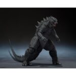 GODZILLA 2014 MOVIE GRAPHIC PLUS SH MONSTER ARTS. En 2014, Godzilla renace en una versión moderna e imponente que relanza la leyenda del Rey de los Monstruos para toda una nueva generación. Esta edición Movie Graphic Plus de Tamashii Nations rinde homenaje a este renacimiento cinematográfico combinando la figura con una imagen promocional inspirada en el cartel de la película. Con su diseño macizo, su complexión reptiliana realista y sus rugidos titánicos, el Godzilla de 2014 simboliza el resurgimiento del kaijū en el panorama hollywoodiense. A la vez fuerza de la naturaleza y protector impredecible, encarna un fascinante equilibrio entre destrucción y majestuosidad. La figura adopta una postura reptante, con la cabeza gacha y la cola flexible extendida hacia atrás. El cuerpo está cubierto de escamas detalladas y oscuras, y las gruesas placas dorsales recuerdan la silueta icónica al tiempo que modernizan sus líneas. La base incluye un panel rígido con el cartel de la película, en el que Godzilla domina una ciudad en llamas, lo que refuerza el impacto dramático de la pieza. Con sus 15 cm de altura, esta figura articulada ofrece una buena amplitud de movimientos gracias a las discretas articulaciones de los brazos, las piernas, la cabeza y la cola. Las texturas son precisas, la pintura realista y el conjunto captura a la perfección la esencia de esta versión más bestial del monstruo de culto.