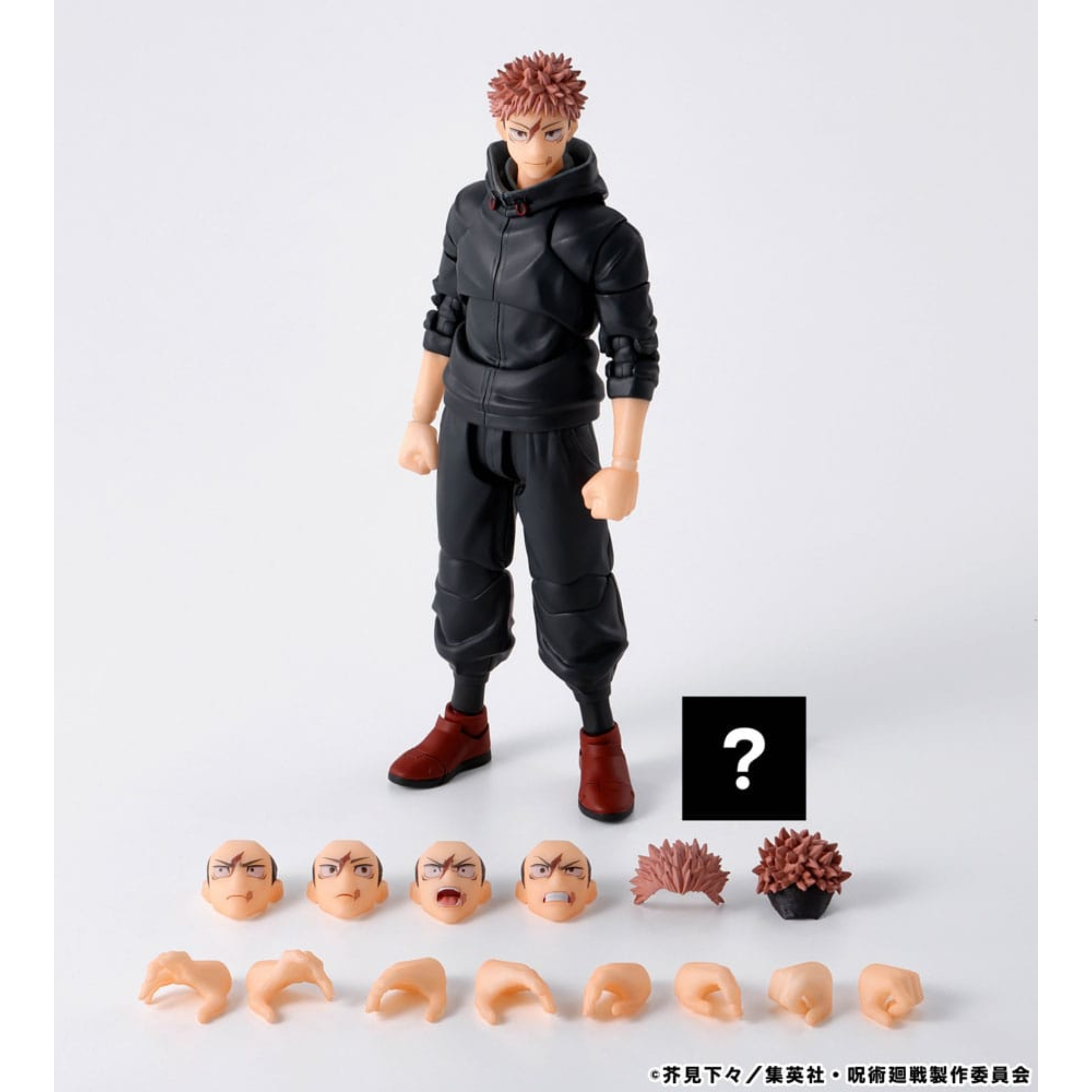 YUJI ITADORI SUKUNA’S VESSEL JUJUTSU KAISEN SH FIGUARTS Yuji itadori sukuna’s vessel jujutsu kaisen sh figuarts. Yuji itadori, personaje central de jujutsu kaisen, lleva dentro al rey de las plagas, sukuna, lo que lo convierte tanto en un objetivo como en un arma temible. Esta figura s. H. Figuarts captura tanto su determinación como su carga interior, a través de una escultura fiel y numerosos accesorios para variar las expresiones y las escenas de acción. Vestido con su uniforme negro con capucha y sus zapatos rojos, yuji aparece en una postura neutra pero lista para la acción. El set incluye varias caras con expresiones variadas (tranquilidad, combate, grito... ), así como una amplia selección de manos intercambiables para simular golpes, agarres o gestos de combate. También se incluyen dos peinados diferentes, con un tercero oculto para crear un efecto sorpresa. Las caras están pintadas con gran detalle, capturando con precisión los rasgos del anime. Las articulaciones permiten reproducir las posturas emblemáticas del personaje, ya sea en una escena de entrenamiento, de enfrentamiento o de posesión por parte de sukuna. Con una altura aproximada de 15 cm, esta figura articulada de plástico ofrece un buen equilibrio entre jugabilidad y fidelidad visual. Es una pieza modular ideal para los coleccionistas de la serie o para escenificar los momentos clave de la historia de yuji.
