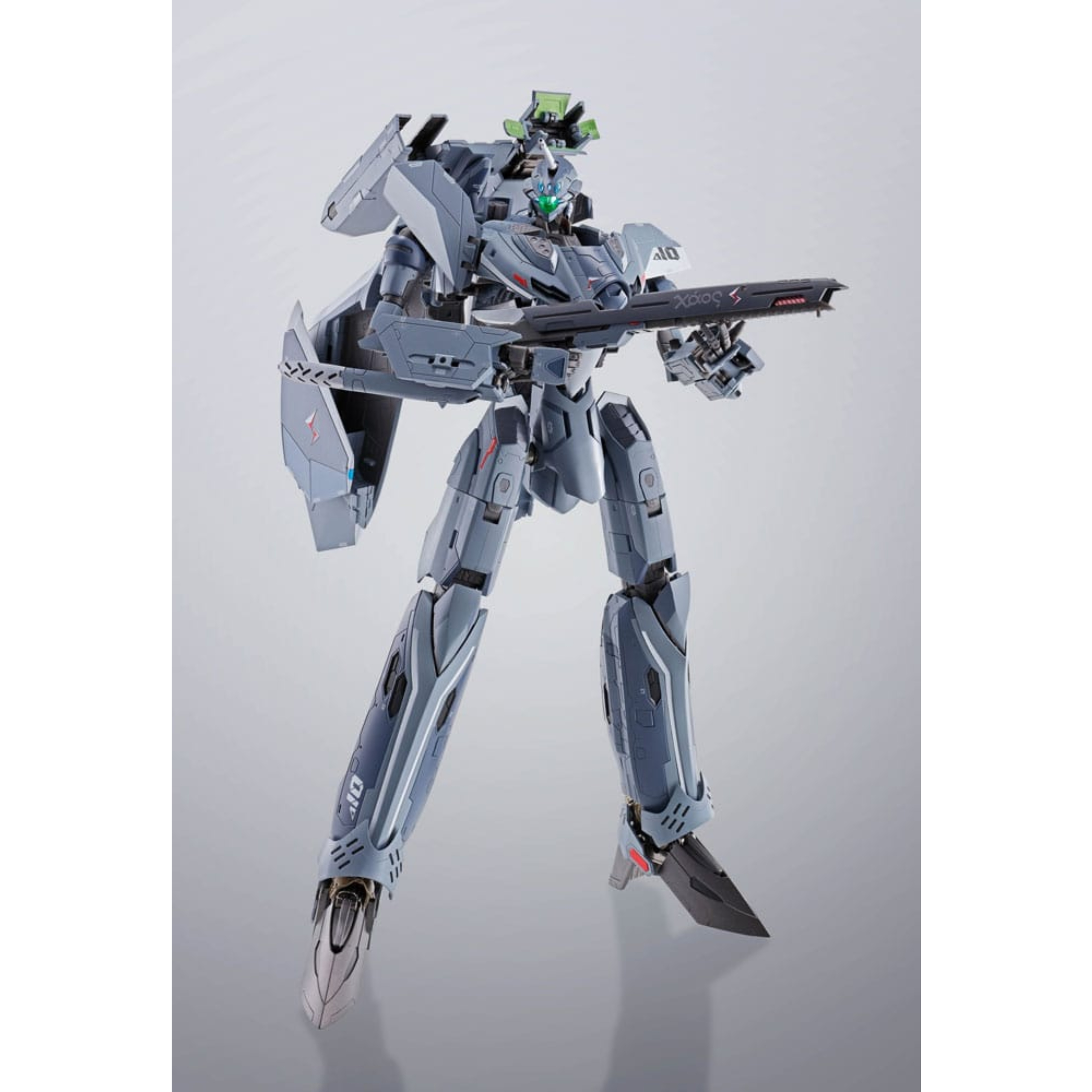 VF-31A KAIROS MACROSS DELTA 10TH ANNIVERSARY DX CHOGOKIN Vf-31a kairos macross delta 10th anniversary dx chogokin. El vf-31a kairos es una unidad de combate variable procedente de macross delta, diseñada como sucesora de la serie vf-30. Su diseño es versátil, lo que permite una transformación fluida entre tres modos emblemáticos de la saga macross: fighter (avión), gerwalk (híbrido) y battroid (robot humanoide). Versátil y potente, el kairos es utilizado por las fuerzas de la nuns (new united nations spacy) para sus misiones tácticas avanzadas. Esta versión especial «10th anniversary» rinde homenaje a los 10 años de macross delta con un acabado de alta calidad, detalles refinados y una marca conmemorativa. El modelo es totalmente articulado, transformable y está fabricado en metal y plástico para ofrecer un acabado sólido y de primera calidad. Fiel a los diseños de shoji kawamori, esta figura es tanto una pieza de colección como un homenaje al genio mecánico de la serie.