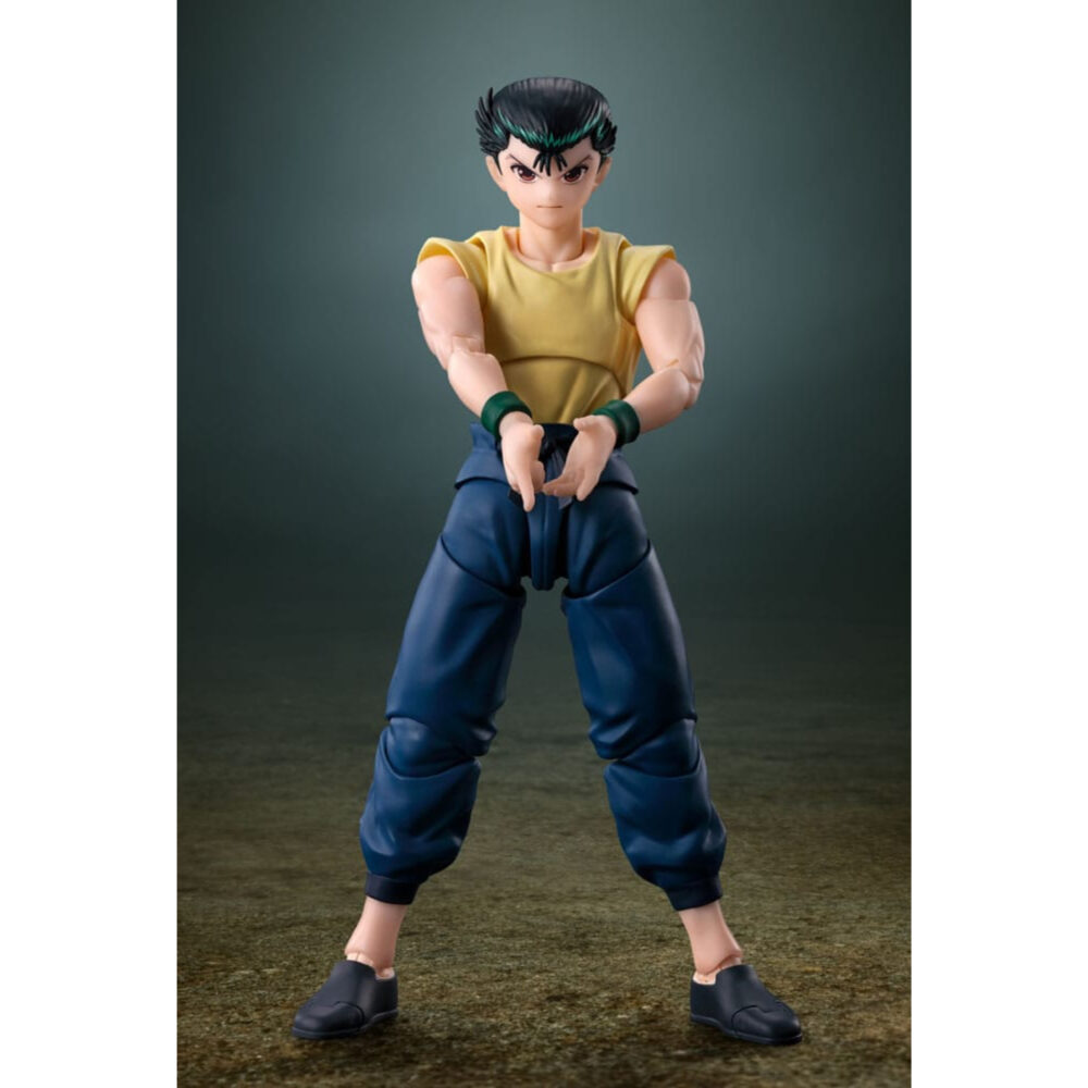 YUSUKE URAMESHI YU YU HAKUSHO SH FIGUARTS. Para la serie de culto «Yu Yu Hakusho», Bandai nos ofrece una representación excepcional de Yusuke Urameshi dentro de su gama S.H. Figuarts. Esta figura de 15 cm captura la esencia del ingenioso detective con una fidelidad extraordinaria, rindiendo homenaje al carácter decidido y al estilo icónico del personaje. Fabricado en PVC resistente, este modelo de Yusuke es más que una simple réplica: encarna el coraje y el espíritu luchador que lo caracterizan a lo largo de la obra de Yoshihiro Togashi. La figura representa a Yusuke con su atuendo cotidiano, en marcado contraste con su naturaleza de guerrero del mundo espiritual: una sencilla camiseta amarilla y unos pantalones azules holgados con cinturón, complementados con sus clásicos zapatos negros y su cinta verde para el pelo. La postura es natural, pero expresa preparación para la acción, una pose icónica que evoca las numerosas batallas que Yusuke tuvo que librar. Este modelo destaca por su capacidad para reproducir escenas icónicas del anime gracias a sus articulaciones cuidadosamente diseñadas, que permiten una amplia gama de movimientos. Los fans disfrutarán de la posibilidad de recrear las poses dinámicas y las técnicas especiales de Yusuke, como el famoso «Rei Gun», cuyo impacto visual se ve reforzado por los efectos especiales en plástico transparente. El universo de «Yu Yu Hakusho» es famoso por sus temas de valentía, amistad y perseverancia. Yusuke Urameshi, con su temperamento fogoso y su determinación inquebrantable, es un protagonista que ha dejado huella en varias generaciones. Representa el espíritu de luchar contra las adversidades, sean cuales sean, defendiendo lo que es justo y protegiendo a los seres queridos. Esta figura no solo es una excelente pieza de colección para los fans de la serie, sino también una fuente de inspiración y un recordatorio de las profundas lecciones que nos enseñó «Yu Yu Hakusho». Tanto si eres un coleccionista veterano como un nuevo fan, esta pieza de Bandai es una valiosa adquisición que ocupará un lugar destacado en tu colección.