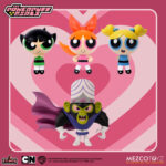 THE POWERPUFF GIRLS 5 POINTS SET (4) MEZCO TOYS. La ciudad de Townsville está bajo ataque, pero las Chicas Superpoderosas de 5 Puntos están aquí para salvar el día… ¡siempre y cuando regresen antes del toque de queda! Este set de lujo incluye a Blossom, Bubbles, Buttercup y su archienemigo Mojo Jojo.  Directamente de la popular serie de Cartoon Network, estos pequeños héroes luchan contra el crimen, el caos y cualquier obstáculo con encanto, inteligencia y un toque de magia de la Sustancia X. Cada figura viene empaquetada individualmente en un blíster de estilo retro, ideal para exhibir.
