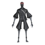 ULTIMATE FOOT SOLDIER TEENAGE MUTANT NINJA TURTLES (2012). En la serie animada Teenage Mutant Ninja Turtles de 2012, los soldados Foot representan la amenaza silenciosa y persistente del clan Foot. Siempre presentes en las sombras, operan en grupos, siguen órdenes sin dudar y empujan constantemente a las Tortugas hasta sus límites. Su papel enfatiza la estricta disciplina del clan. Ya sea en emboscadas, persecuciones o batallas coordinadas, los soldados Foot siguen siendo oponentes implacables que aumentan la tensión de cada encuentro. La figura recrea su aspecto alto y esbelto: traje negro, extremidades angulosas, máscara oscura con ojos rojos y la característica cinta roja en la cabeza. El set incluye una amplia gama de armas, como guadañas, una maza con púas, una lanza, una katana y otros accesorios fieles a la serie. Las múltiples manos intercambiables y una cabeza alternativa ofrecen una gran flexibilidad a la hora de colocar la figura. Los detalles nítidos destacan en las texturas del traje, las proporciones estilizadas, la pintura limpia y los accesorios bien elaborados. Con 18 cm de altura, la figura ofrece una articulación sólida para poses sigilosas o centradas en la acción inspiradas en los dibujos animados.