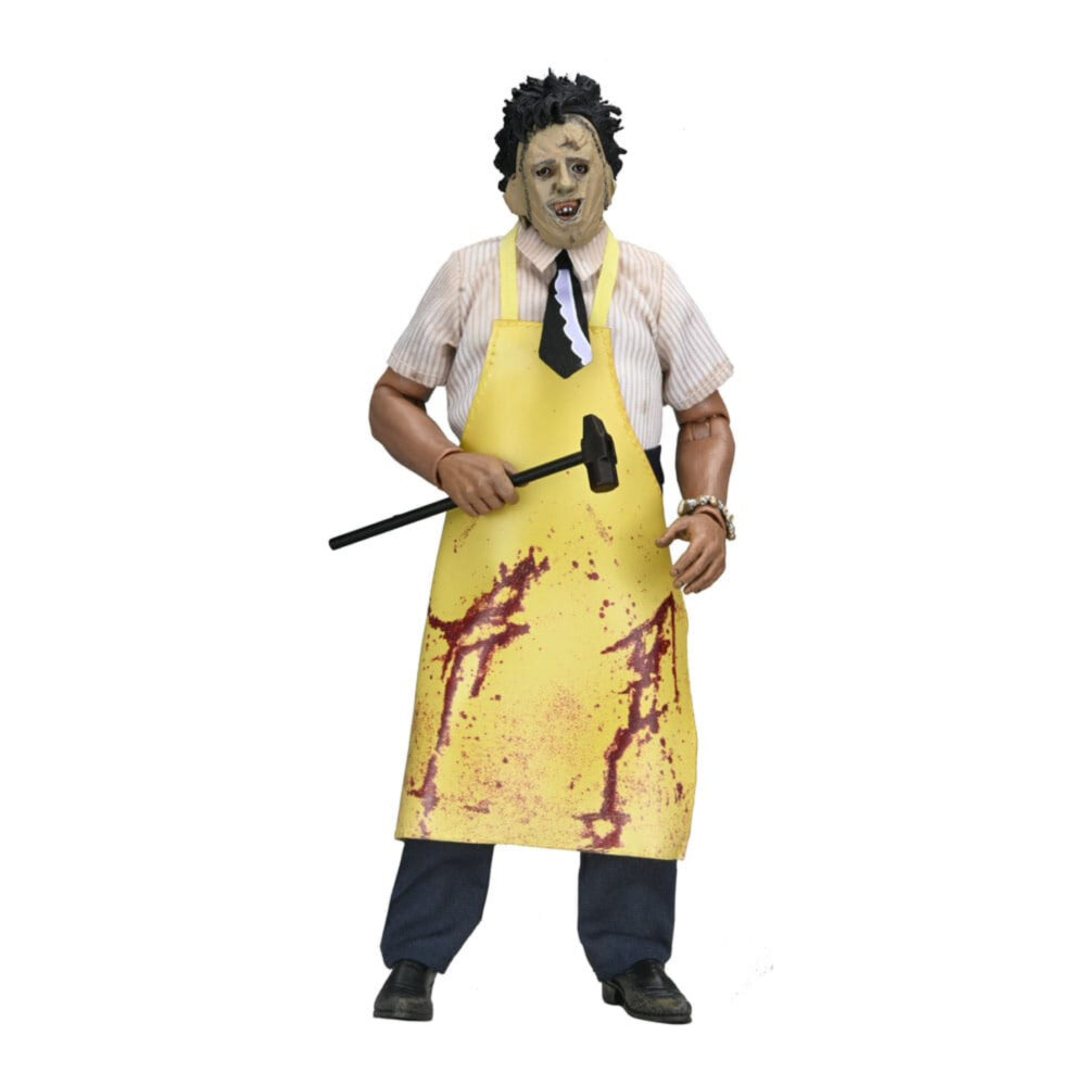 LEATHERFACE CLOTHED THE TEXAS CHAINSAW MASSACRE. En La matanza de Texas, Leatherface provoca una sensación inmediata de terror. Callado, impredecible y siempre oculto tras su máscara, encarna el peligro en estado puro y contribuye a crear la atmósfera opresiva de la película. Su papel sigue la trayectoria de un personaje aterrador e inolvidable. Atrapado en una familia desquiciada e impulsado por impulsos violentos, Leatherface ataca sin una lógica clara, lo que hace que cada una de sus apariciones resulte aún más inquietante. La figura refleja su aspecto característico: máscara cosida, camisa a rayas claras, corbata oscura y un gran delantal amarillo marcado con manchas rojas. Su despeinado cabello negro, sus pantalones oscuros y sus zapatos resistentes están fielmente recreados. Las imágenes muestran múltiples accesorios, incluyendo un martillo y una motosierra. La ropa de tela típica de la línea Clothed de NECA añade realismo. Los detalles nítidos destacan en la textura del delantal, la escultura de la máscara, los pliegues de la ropa y los accesorios de buen tamaño. Con una altura de 20 cm, la figura tiene una sólida presencia en la estantería y se puede colocar con diferentes accesorios.