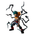 DEKU OVERLAY MY HERO ACADEMIA SH FIGUARTS. En My Hero Academia, Deku crece en un mundo en el que los héroes se enfrentan a amenazas cada vez mayores. Esta versión Overlay lo muestra en un momento de intenso poder, rodeado de una energía oscura y crepitante que transmite la urgencia y la presión de la batalla. La atmósfera parece la de un enfrentamiento decisivo en el que todo pende de un hilo. Deku desempeña un papel central en la serie, llevando el legado de One For All mientras forja su propio camino. Esta forma destaca un hito en su desarrollo, mezclando la determinación con el esfuerzo de superarse más que nunca. La figura captura con precisión este feroz diseño: pelo verde oscuro con puntas, torso con marcas oscuras, pantalones oscuros reforzados y botas pesadas. A su alrededor, un estilizado rayo negro se extiende hacia afuera, realzando la sensación de energía bruta. Su postura agachada, lista para atacar, amplifica la tensión de la escena. Con una altura de unos 14 cm, esta figura S.H.Figuarts incluye una articulación suave para realizar diversas poses. Las líneas del cuerpo, el sombreado de la piel y el esculpido de las piezas del rayo le confieren una fuerte personalidad visual. Los efectos circundantes ayudan a crear una exposición dinámica y de gran impacto.