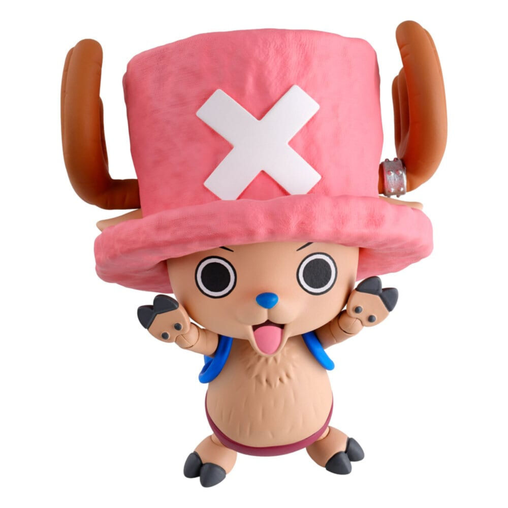 TONY TONY CHOPPER DRUM ISLAND ONE PIECE SH FIGUARTS. En el colorido mundo de One Piece, la tripulación del Sombrero de Paja cuenta con un reno muy especial: Tony Tony Chopper. El médico del barco comió la fruta Humano-Humano (Hito Hito no Mi), lo que le otorgó inteligencia y habla similares a las de los humanos, además de la capacidad de cambiar de forma. Su primera aparición importante tiene lugar durante el arco de la Isla Drum, donde se une oficialmente a la tripulación. Esta figura muestra a Chopper con su icónico aspecto de Drum Island, fácilmente reconocible por su enorme sombrero rosa con una cruz blanca. Con sus ojos expresivos, su lengua juguetona asomando y ambos brazos levantados, desprende una energía irresistiblemente alegre. También lleva su maletín médico azul, un sutil guiño a su papel como médico de la tripulación. Fabricada en PVC, esta figura de 7 cm presenta un acabado suave con una fidelidad impresionante al manga. Desde los detalles esculpidos del pelaje hasta el sombrero de gran tamaño y las expresivas caras alternativas, cada rasgo está finamente elaborado. El set incluye múltiples placas faciales, incluida una caricatura de Usopp, para recrear escenas divertidas. Compacta y totalmente personalizable, esta pieza de S.H.Figuarts hará las delicias tanto de los coleccionistas de One Piece como de los aficionados a las figuras expresivas y llenas de vida. Con el soporte incluido y las piezas intercambiables, puedes recrear poses icónicas del anime o inventar otras nuevas.